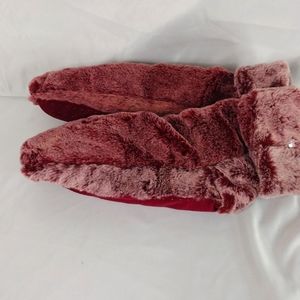 Women's size medium to large faux fur foot warmers fit shoe size 8 to 10